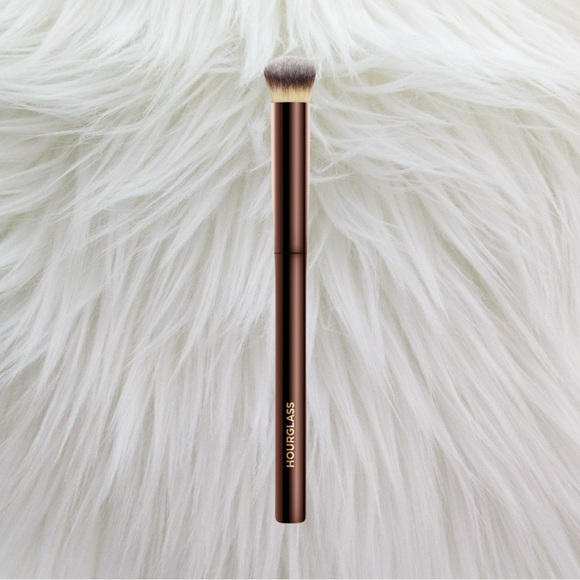 Hourglass Other - 🐻LAST ONE! BRAND NEW! HOURGLASS Vanish Seamless Finish Concealer Brush🐻